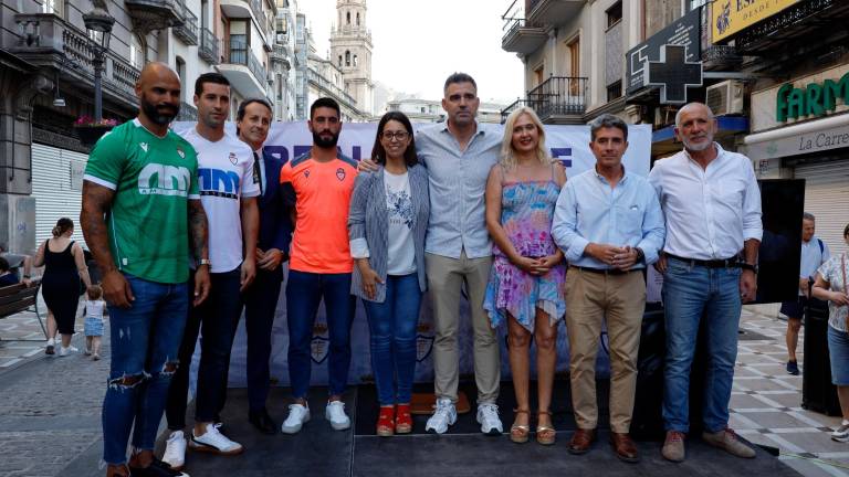Las nuevas equipaciones y tienda del Real Jaén desatan la locura entre sus seguidores Las nuevas equipaciones y tienda del Real Jaén desatan la locura entre sus seguidores