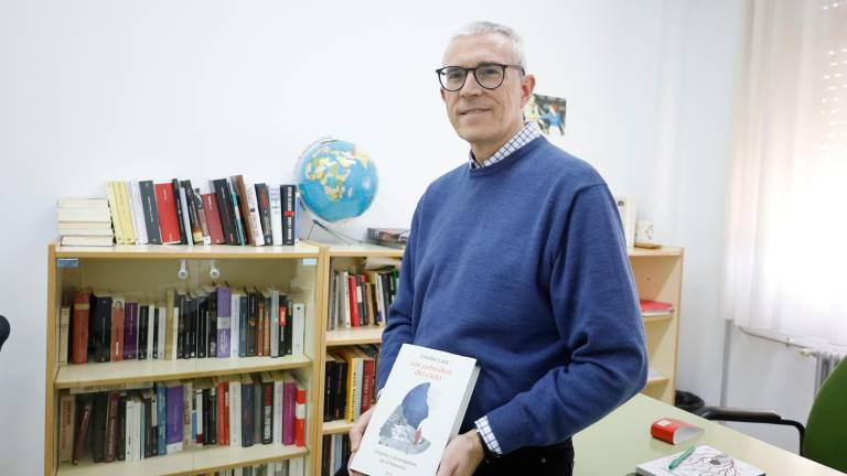 Emilio Lara: “’Los colmillos del cielo’ me sitúa en Jaén ética y estéticamente” Emilio Lara: “’Los colmillos del cielo’ me sitúa en Jaén ética y estéticamente”