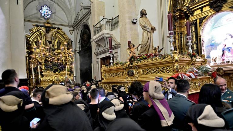 Desconsuelo y lágrimas entre los hermanos de la Vera Cruz Desconsuelo y lágrimas entre los hermanos de la Vera Cruz