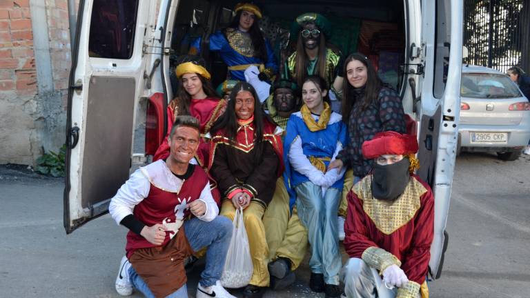 Unos atípicos Reyes Magos despiertan a los pequeños Unos atípicos Reyes Magos despiertan a los pequeños
