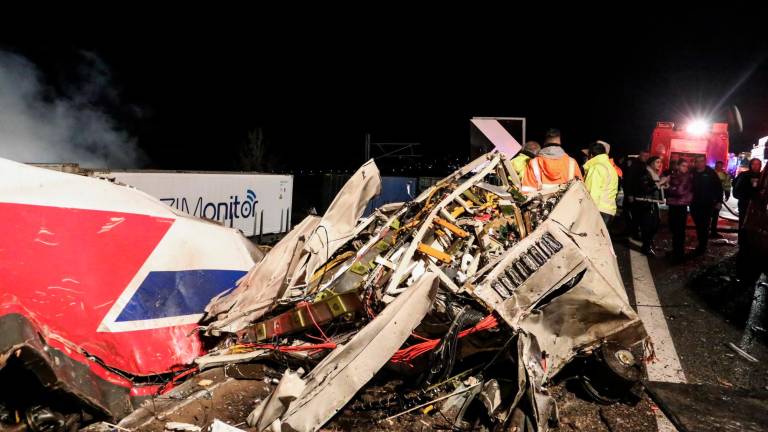 El peor accidente ferroviario de Grecia: Al menos 32 muertos y 85 heridos El peor accidente ferroviario de Grecia: Al menos 32 muertos y 85 heridos