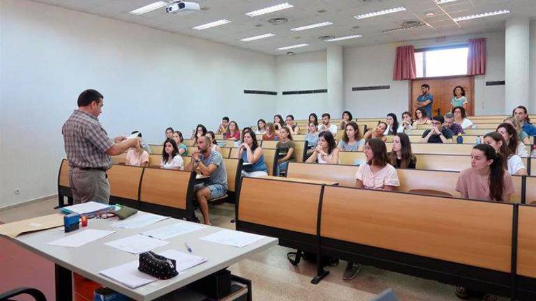 Más de 4.300 aspirantes en Jaén se enfrentan a las oposiciones de Maestros, Secundaria y FP Más de 4.300 aspirantes en Jaén se enfrentan a las oposiciones de Maestros, Secundaria y FP