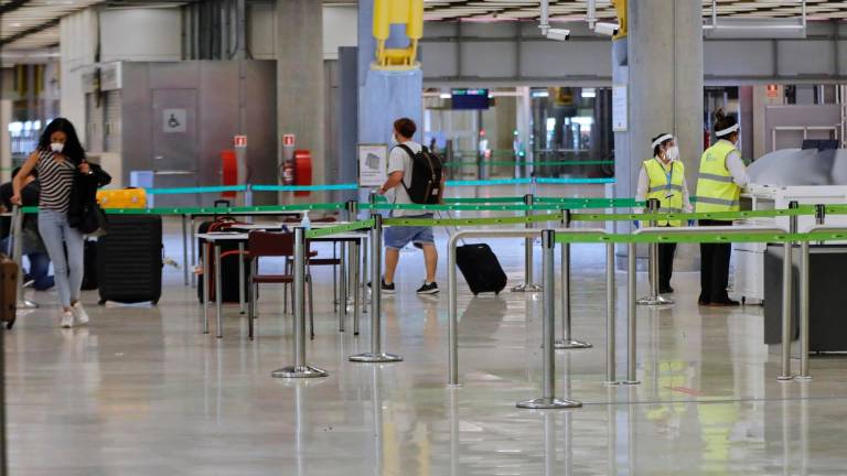Formularios de salud pública a turistas y controles de temperatura Formularios de salud pública a turistas y controles de temperatura