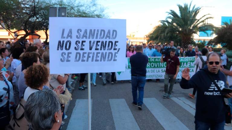 Multitudinaria manifestación contra el “desmantelamiento” del Hospital del Andújar Multitudinaria manifestación contra el “desmantelamiento” del Hospital del Andújar