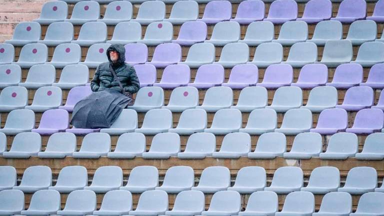 El fiel seguidor del Real Jaén bajo la lluvia El fiel seguidor del Real Jaén bajo la lluvia