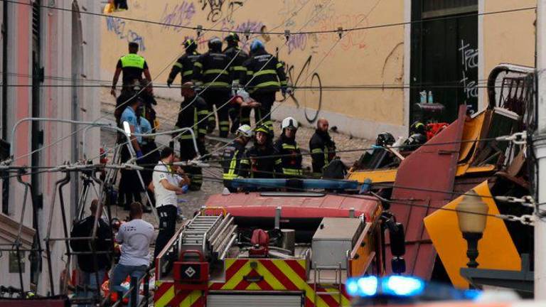 Al menos 17 muertos y 20 heridos en el accidente del tranvía de Lisboa Al menos 17 muertos y 20 heridos en el accidente del tranvía de Lisboa