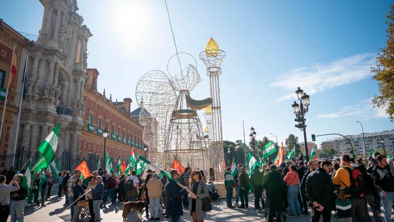 Unas mil personas se manifiestan en Sevilla por “la sanidad, los servicios públicos y la lucha por la paz” Unas mil personas se manifiestan en Sevilla por “la sanidad, los servicios públicos y la lucha por la paz”