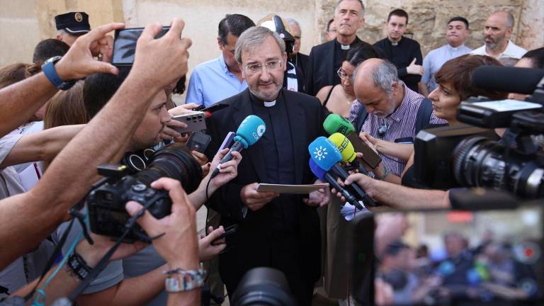El Deán de la Catedral apunta a un “daño muy pequeño” en la Mezquita a falta de informes técnicos: “Es segura la visita” El Deán de la Catedral apunta a un “daño muy pequeño” en la Mezquita a falta de informes técnicos: “Es segura la visita”
