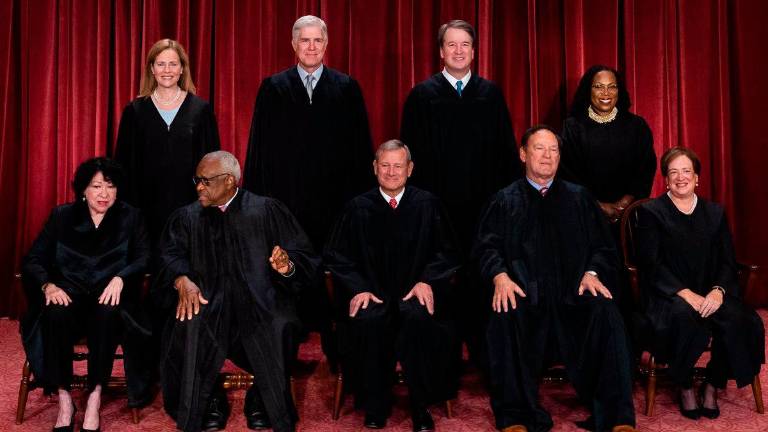 El Supremo permite a Trump despedir a funcionarios de agencias independientes El Supremo permite a Trump despedir a funcionarios de agencias independientes