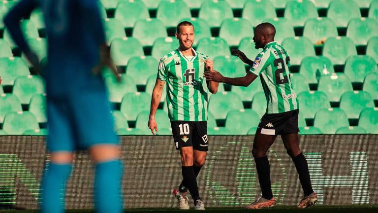 Canales decide el polémico derbi sevillano Canales decide el polémico derbi sevillano