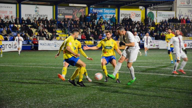 Real Jaén y Linares Deportivo siguen con la única opción válida de ganar Real Jaén y Linares Deportivo siguen con la única opción válida de ganar