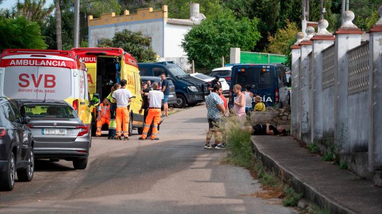 Un policía retirado se atrinchera en el garaje de su casa en Alzira con su exmujer de rehén Un policía retirado se atrinchera en el garaje de su casa en Alzira con su exmujer de rehén