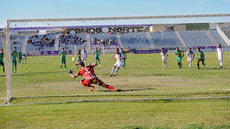 El Real Jaén pone la quinta marcha en un partido con dos caras