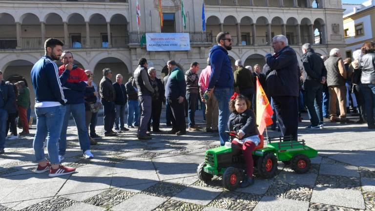 Los agricultores jiennenses alzan la voz en sus plazas Los agricultores jiennenses alzan la voz en sus plazas
