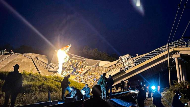 Al menos siete muertos y casi 70 heridos al derrumbarse un puente sobre un tren en Rusia Al menos siete muertos y casi 70 heridos al derrumbarse un puente sobre un tren en Rusia