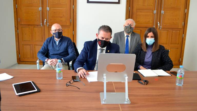 El Ayuntamiento de Linares plantea alternativas para que El Corte Inglés siga abierto El Ayuntamiento de Linares plantea alternativas para que El Corte Inglés siga abierto