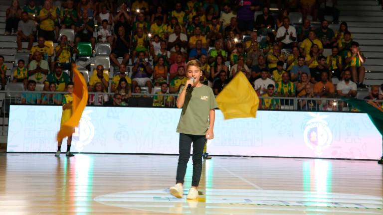 Lucas Paulano emociona en el Olivo Arena con el himno a Jaén a capella Lucas Paulano emociona en el Olivo Arena con el himno a Jaén a capella