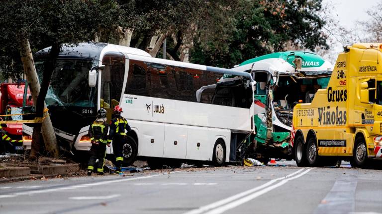 Más de 30 heridos, cuatro críticos, en el choque entre dos autobuses en Barcelona Más de 30 heridos, cuatro críticos, en el choque entre dos autobuses en Barcelona
