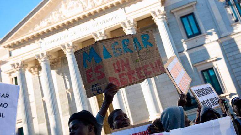 El PSOE propone regularizar a medio millón de migrantes que haya llegado antes de 2025 El PSOE propone regularizar a medio millón de migrantes que haya llegado antes de 2025