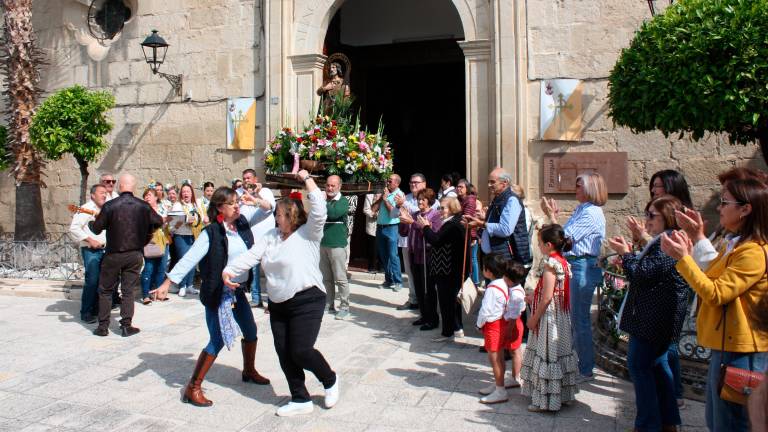 Santiago de Calatrava se llena de cante, baile y flores al paso de San Isidro Labrador Santiago de Calatrava se llena de cante, baile y flores al paso de San Isidro Labrador