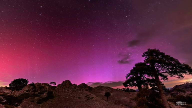 La aurora boreal desde los Campos de Hernán Pelea. / Fotografías Julio Saura. 