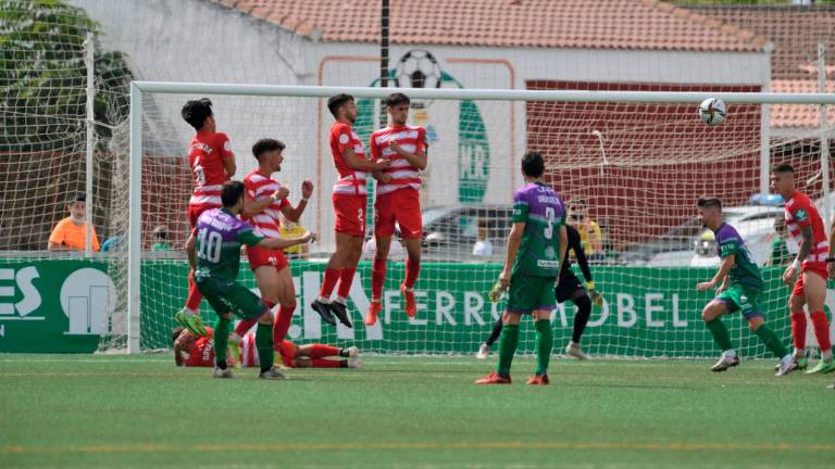 El Atlético Mancha Real pierde su condición de invicto ante el Recreativo de Granada (0-2)