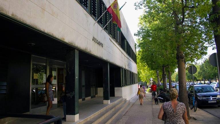 Condenado a un año de cárcel por matar a patadas a un perro en Jerez Condenado a un año de cárcel por matar a patadas a un perro en Jerez
