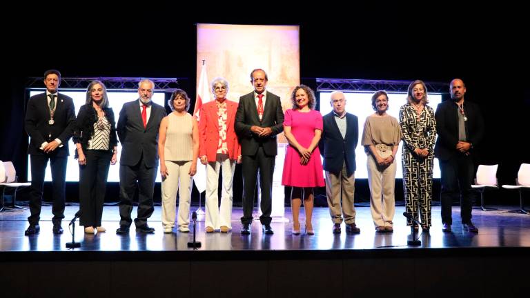 Brillante entrega de las banderas en Andújar Brillante entrega de las banderas en Andújar