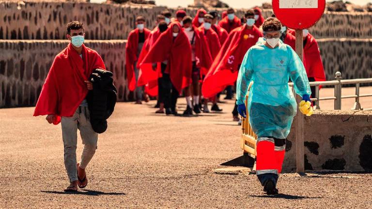 Llega una patera con 37 inmigrantes a la playa de Caletón Blanco, en Haría (Lanzarote) Llega una patera con 37 inmigrantes a la playa de Caletón Blanco, en Haría (Lanzarote)