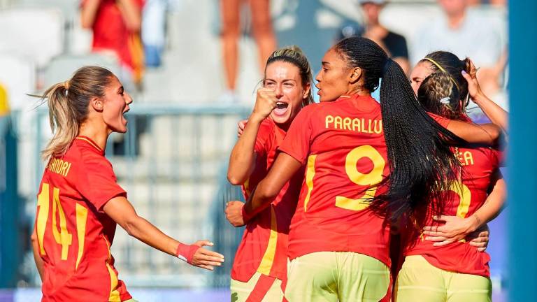 Athenea y Alexia atan el pleno de una selección femenina de fútbol muy favorita Athenea y Alexia atan el pleno de una selección femenina de fútbol muy favorita