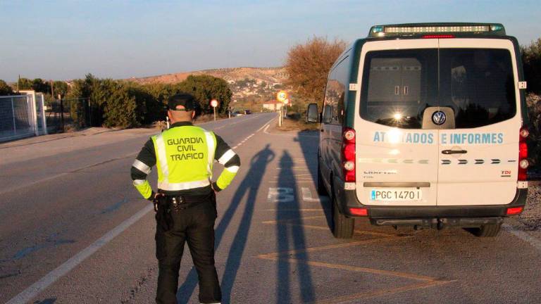 Muere el conductor de un camión tras volcar en la A-7 a su paso por Balanegra Muere el conductor de un camión tras volcar en la A-7 a su paso por Balanegra