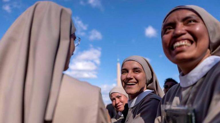 Vítores, aplausos y gritos de emoción en San Pedro a la espera de conocer al nuevo Papa Vítores, aplausos y gritos de emoción en San Pedro a la espera de conocer al nuevo Papa