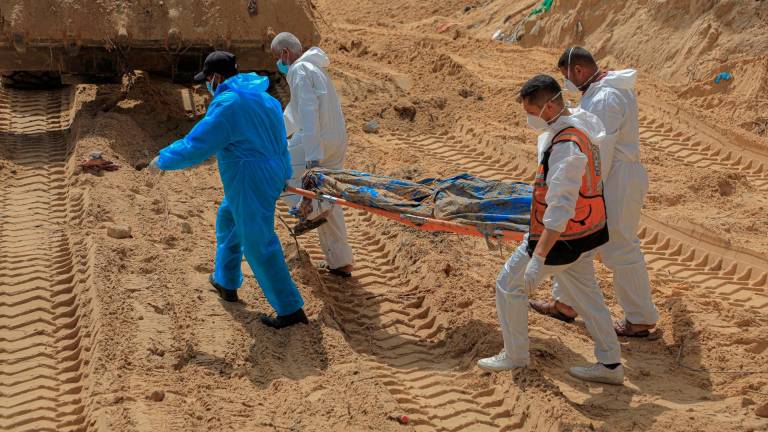 Las autoridades de Gaza cifran en cerca de 400 los cadáveres exhumados en fosas en un hospital de Jan Yunis