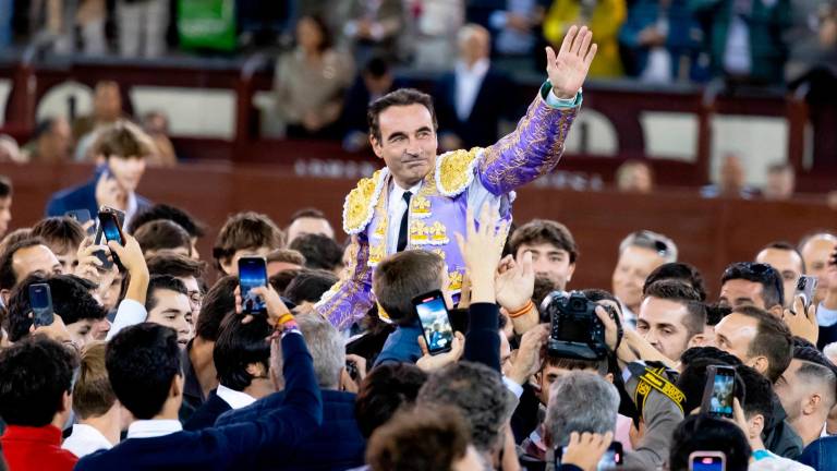 Enrique Ponce sale a hombros por la Puerta Grande de Las Ventas en su gran despedida Enrique Ponce sale a hombros por la Puerta Grande de Las Ventas en su gran despedida