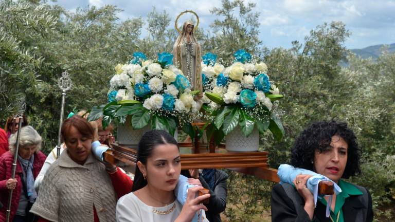 La Cruz y la Virgen de Fátima iluminan Fuente Rueda