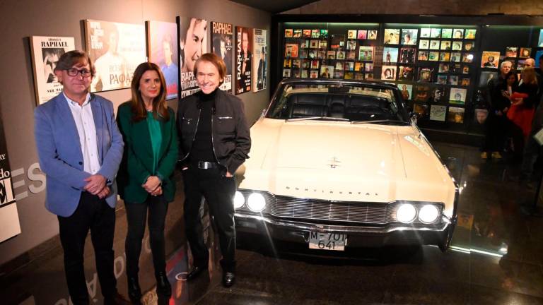 Raphael en Linares, con siete de sus trajes y el gran Lincoln Continental Raphael en Linares, con siete de sus trajes y el gran Lincoln Continental