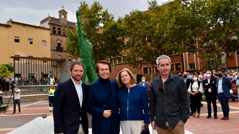 Linares homenajea a Raphael con una estatua de vidrio reciclado Linares homenajea a Raphael con una estatua de vidrio reciclado
