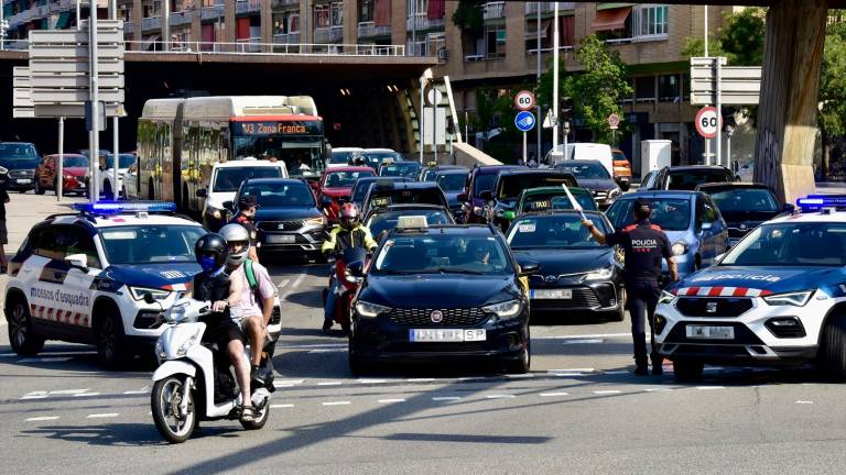 Los Mossos desactivan la ‘Operación Jaula’ en toda Cataluña sin localizar a Puigdemont Los Mossos desactivan la ‘Operación Jaula’ en toda Cataluña sin localizar a Puigdemont
