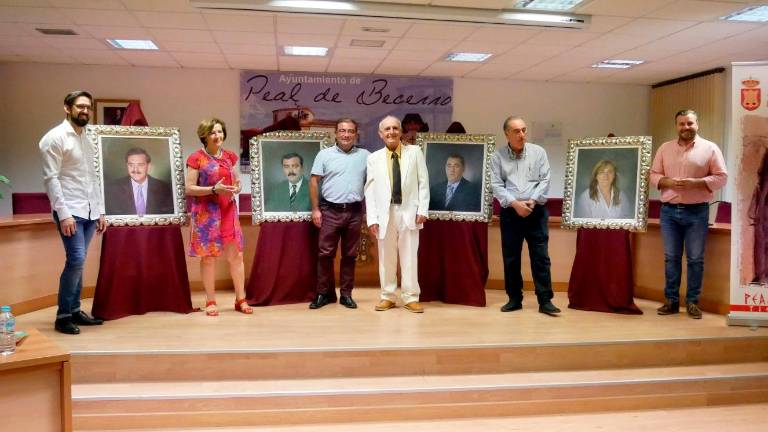 Peal reconoce al pintor José Ramón Palomares Peal reconoce al pintor José Ramón Palomares