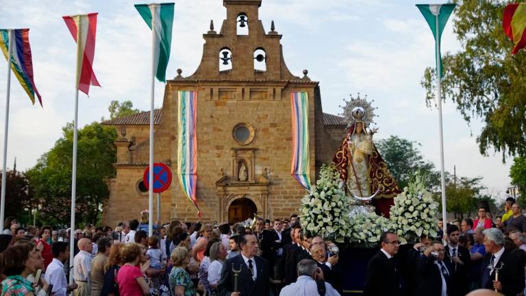 La Virgen de Linarejos es acompañada por sus fieles La Virgen de Linarejos es acompañada por sus fieles