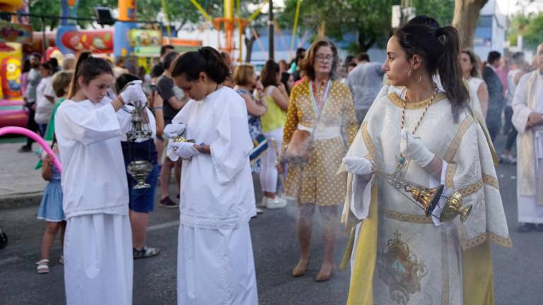 La Virgen de Linarejos es acompañada por sus fieles La Virgen de Linarejos es acompañada por sus fieles