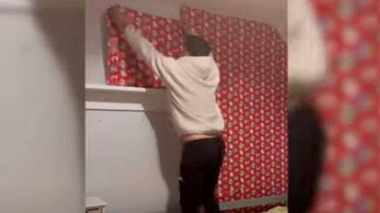 Este joven envuelve la habitación de su hermana en papel regalo Este joven envuelve la habitación de su hermana en papel regalo