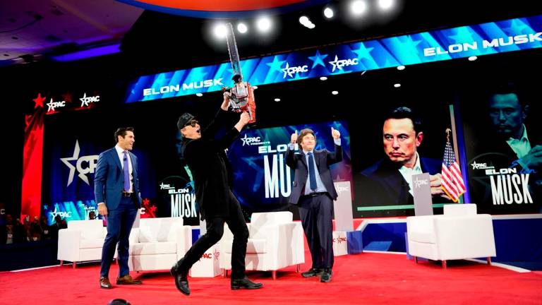 Milei regala a Musk una motosierra como símbolo de los recortes en Estados Unidos Milei regala a Musk una motosierra como símbolo de los recortes en Estados Unidos