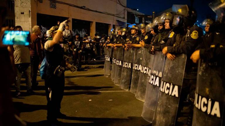 Más protestas en Lima con 26 detenidos y 5 hospitalizados Más protestas en Lima con 26 detenidos y 5 hospitalizados