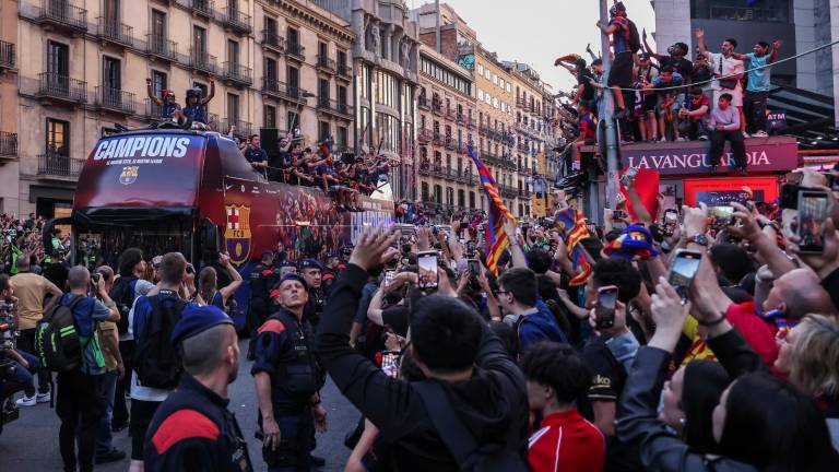 El Barça campeón se da un baño de masas en Barcelona El Barça campeón se da un baño de masas en Barcelona