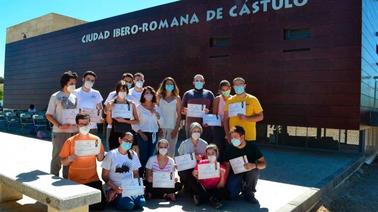 Una veintena de jóvenes concluyen su voluntariado en el yacimiento de Linares Una veintena de jóvenes concluyen su voluntariado en el yacimiento de Linares
