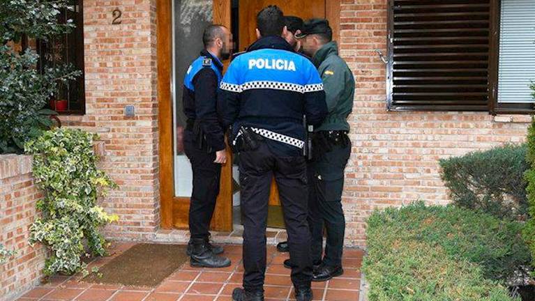 Excrementos, basura y un mensaje: así ha dejado Toño Sanchís la casa que ya es de Belén Esteban Excrementos, basura y un mensaje: así ha dejado Toño Sanchís la casa que ya es de Belén Esteban