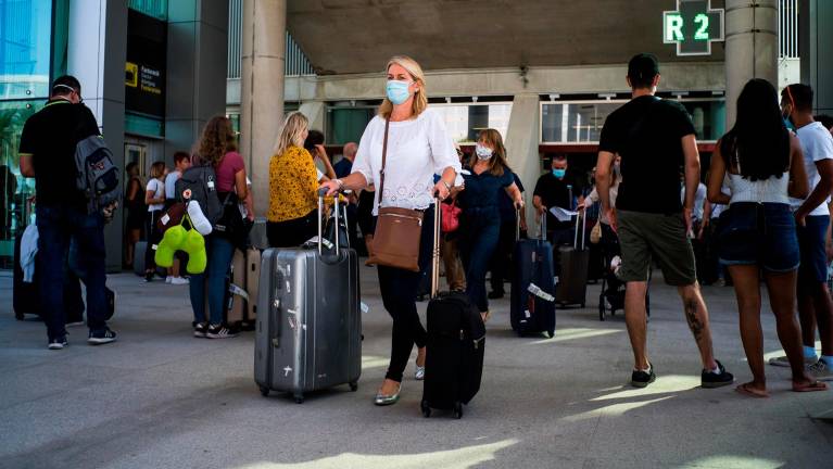 España abre mañana sus fronteras a 12 países de fuera de la UE España abre mañana sus fronteras a 12 países de fuera de la UE