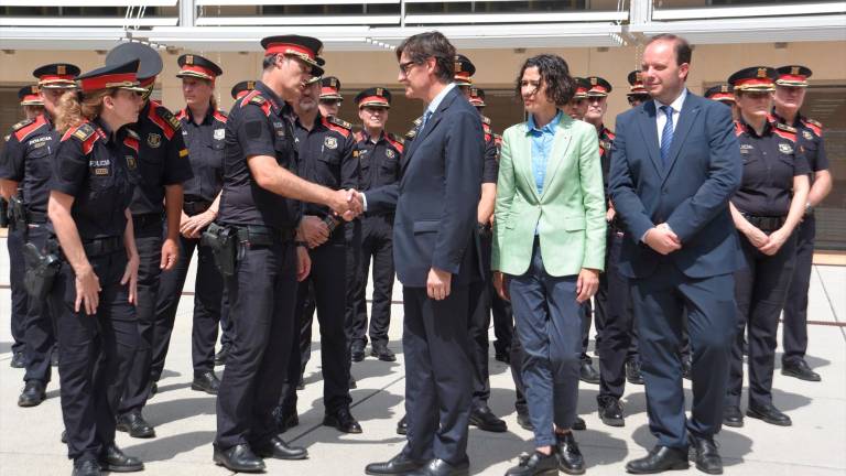 Illa pide alejar a los Mossos de la confrontación política y se compromete a aumentar la plantilla Illa pide alejar a los Mossos de la confrontación política y se compromete a aumentar la plantilla