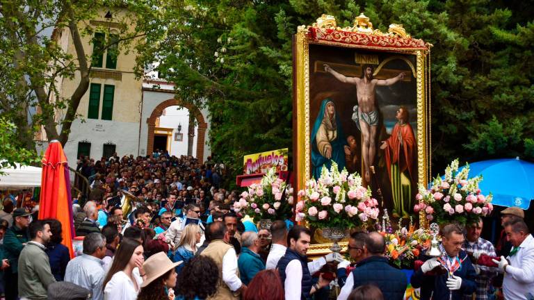 Ilusión desbordada en Valdepeñas de Jaén por ver transitar al Cristo de Chircales Ilusión desbordada en Valdepeñas de Jaén por ver transitar al Cristo de Chircales